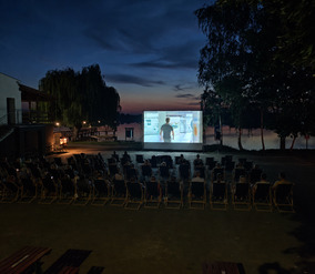 Kino plenerowe nad jeziorem Breńskim